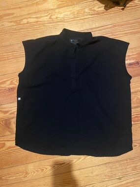 Figs Men’s Black Sleeveless Band-Collar Shirt